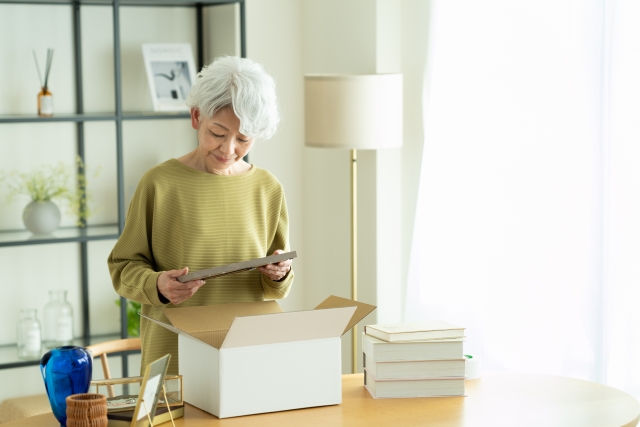 整理をする女性