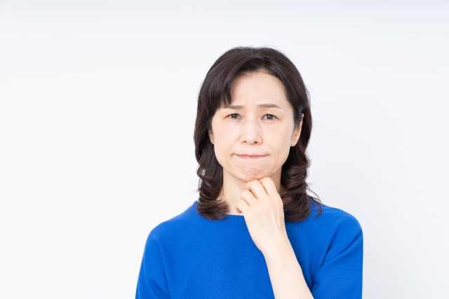 悩む女性